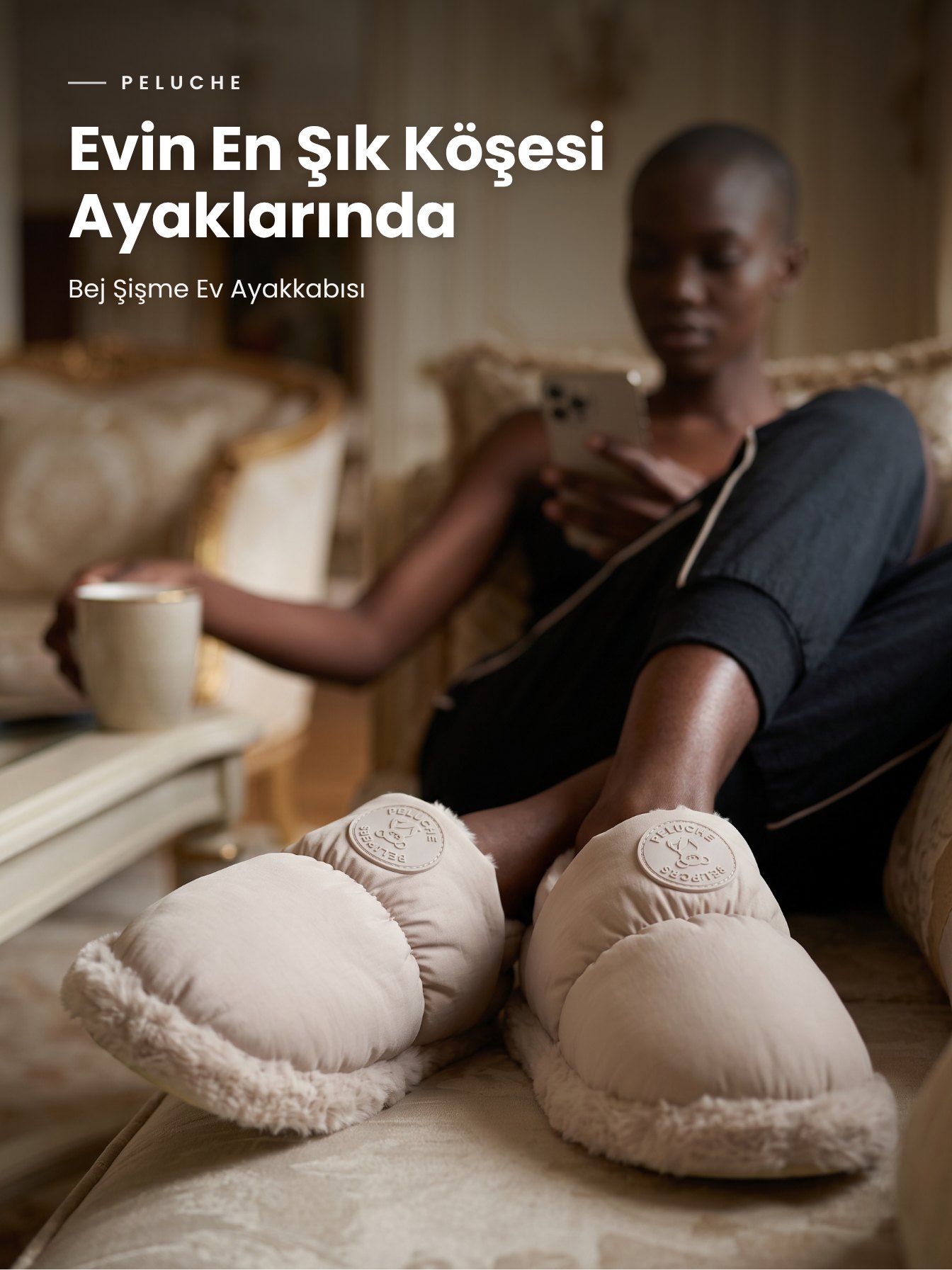 Bej şişme ev ayakkabısı salonda